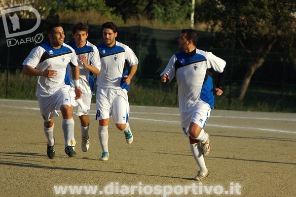 Dessì corre a festeggiare il gol